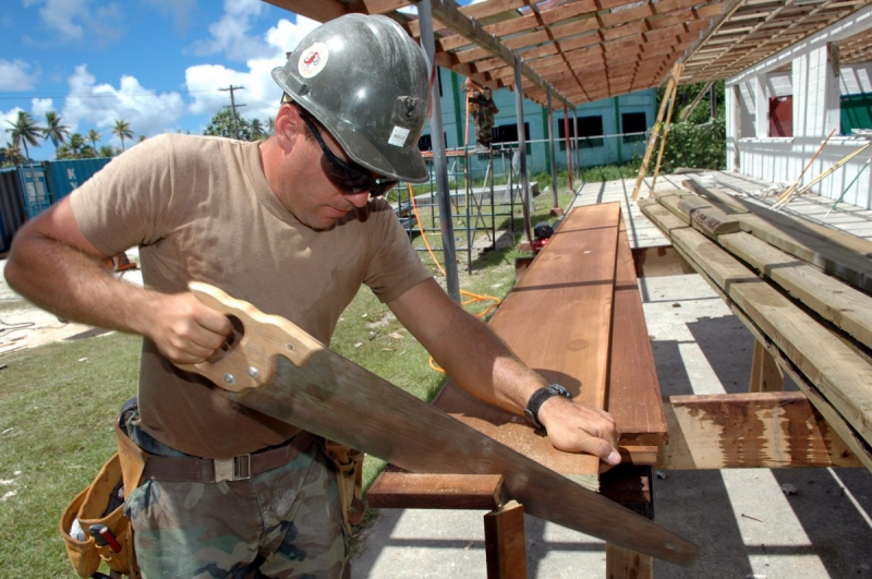 ebeniste-CANNES-min_worker_construction_building_carpenter_male_job_build_helmet-893290